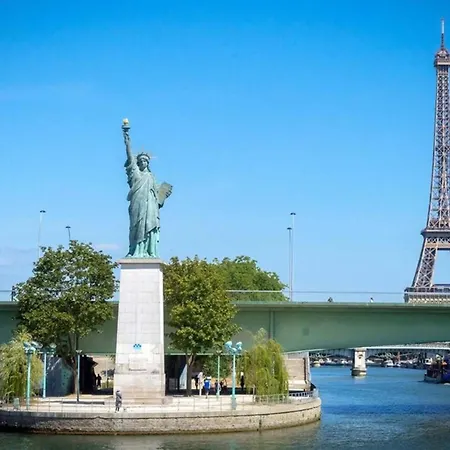 Eiffel Tower Stylish Retreat Parigi