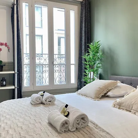 Eiffel Tower Stylish Retreat * Parigi